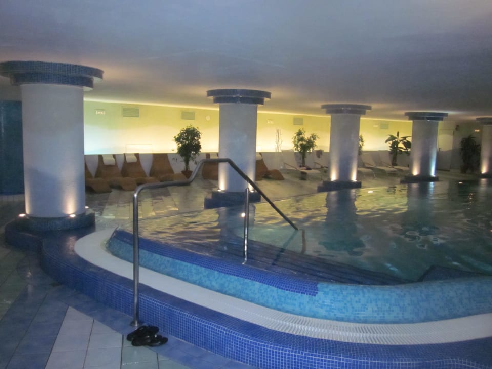 Salzwasserpool im Wellnessbereich Bull Escorial & Spa