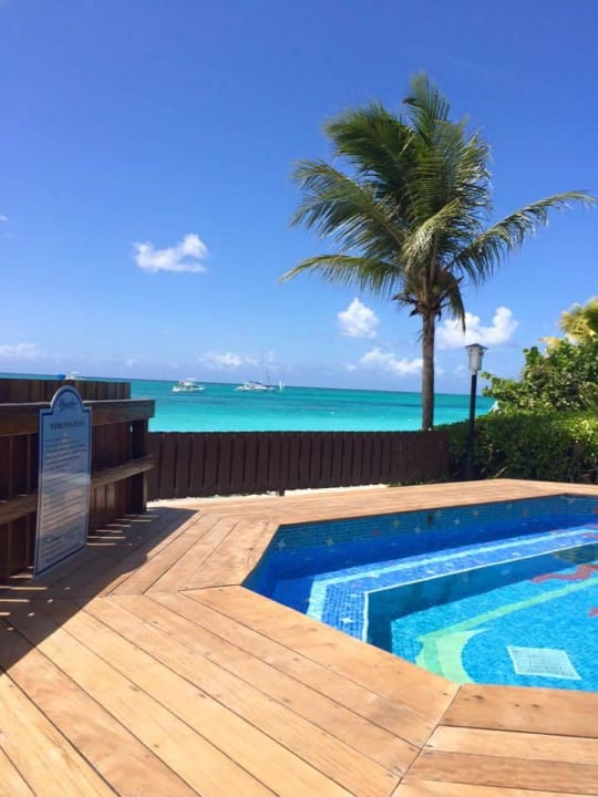 Blick aufs Meer vom Whirpool Beaches Turks & Caicos