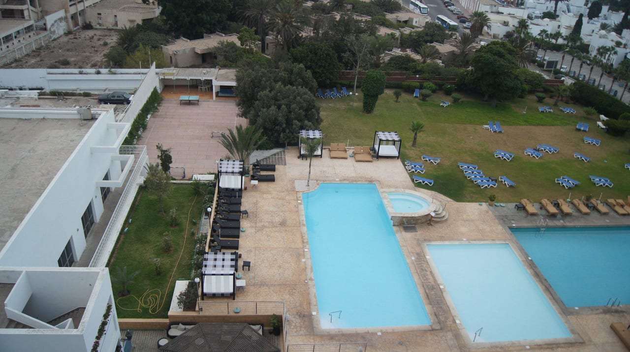 Widok z pokoju na baseny Anezi Tower Hotel