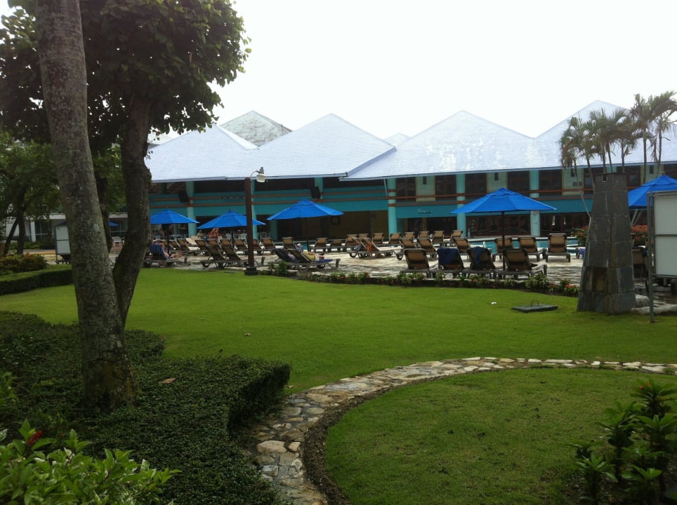 Blick zum Pool, Pool- und SwimmUp Bar, Disco Grand Paradise Playa Dorada