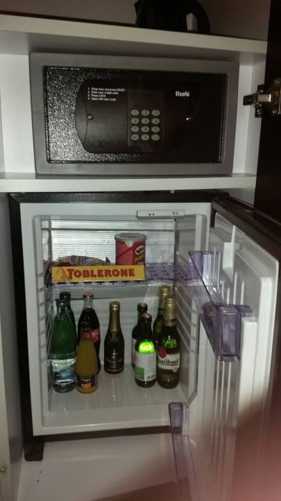 Minibar! Mein Tipp, selbst Getränke kaufen! Vienna House Easy Pilsen