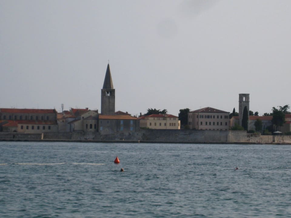 Der Ausblick am Strand nach Porec Stadt Valamar Parentino Hotel