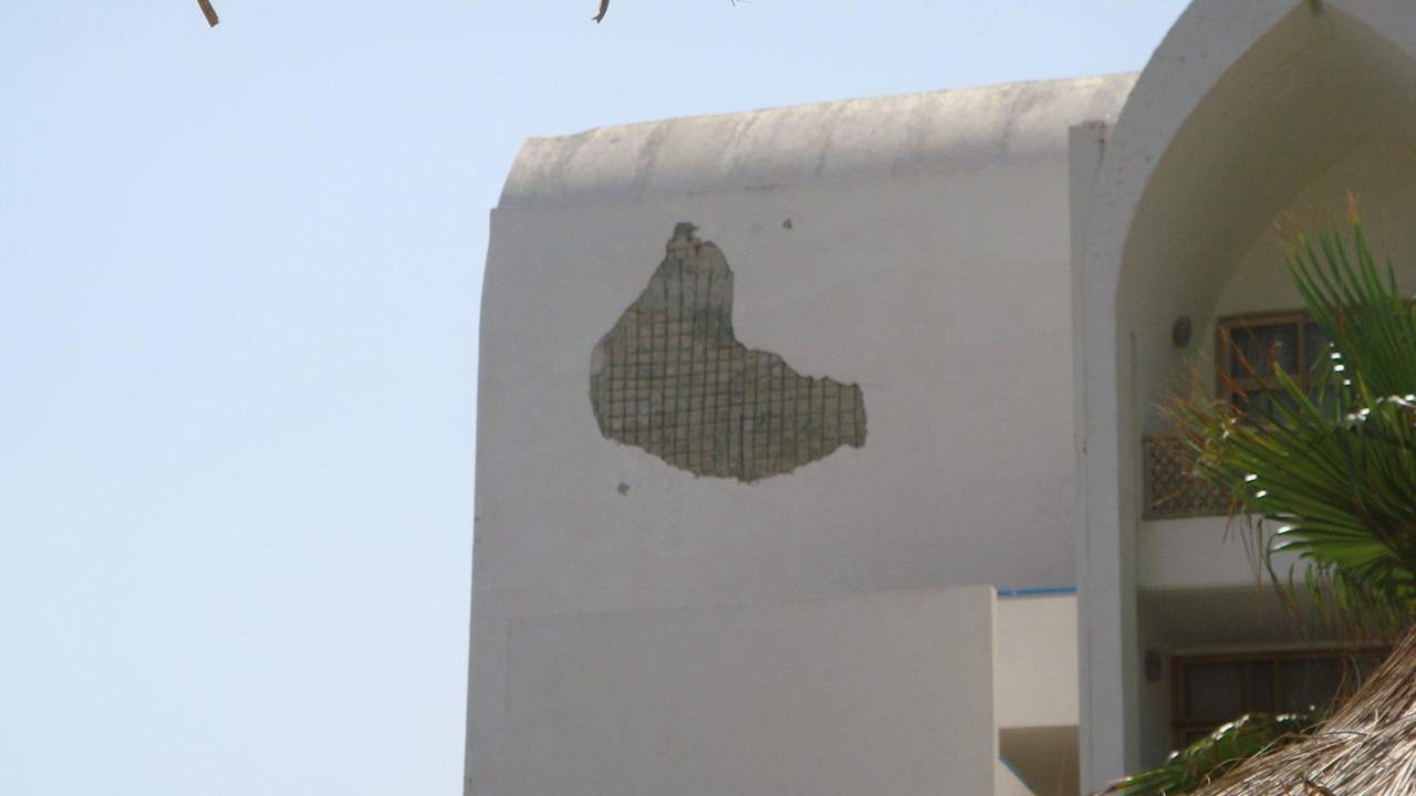 Zniszczona elewacja budynku Hotel Amir Palace