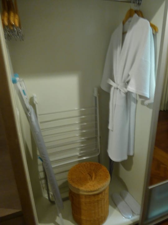 Schrank PARKROYAL Suites Bangkok - SHA Plus Certified