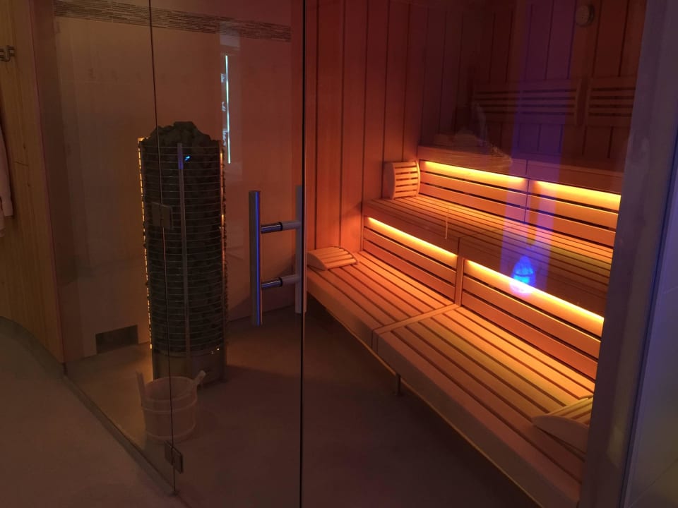 Neue Saunalandschaft, wechselndes Farbspiel IFA Alpenrose Hotel Kleinwalsertal