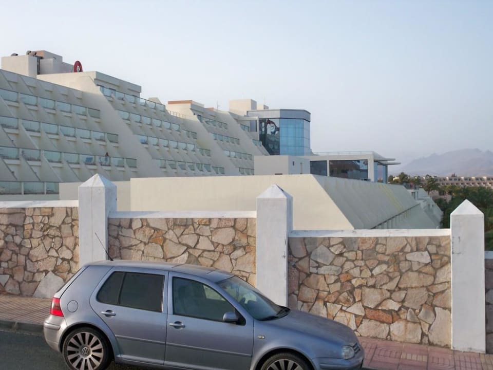 Hotel von der Seite, in Höhe des Einkaufsmarktes SBH Hotel Costa Calma Palace