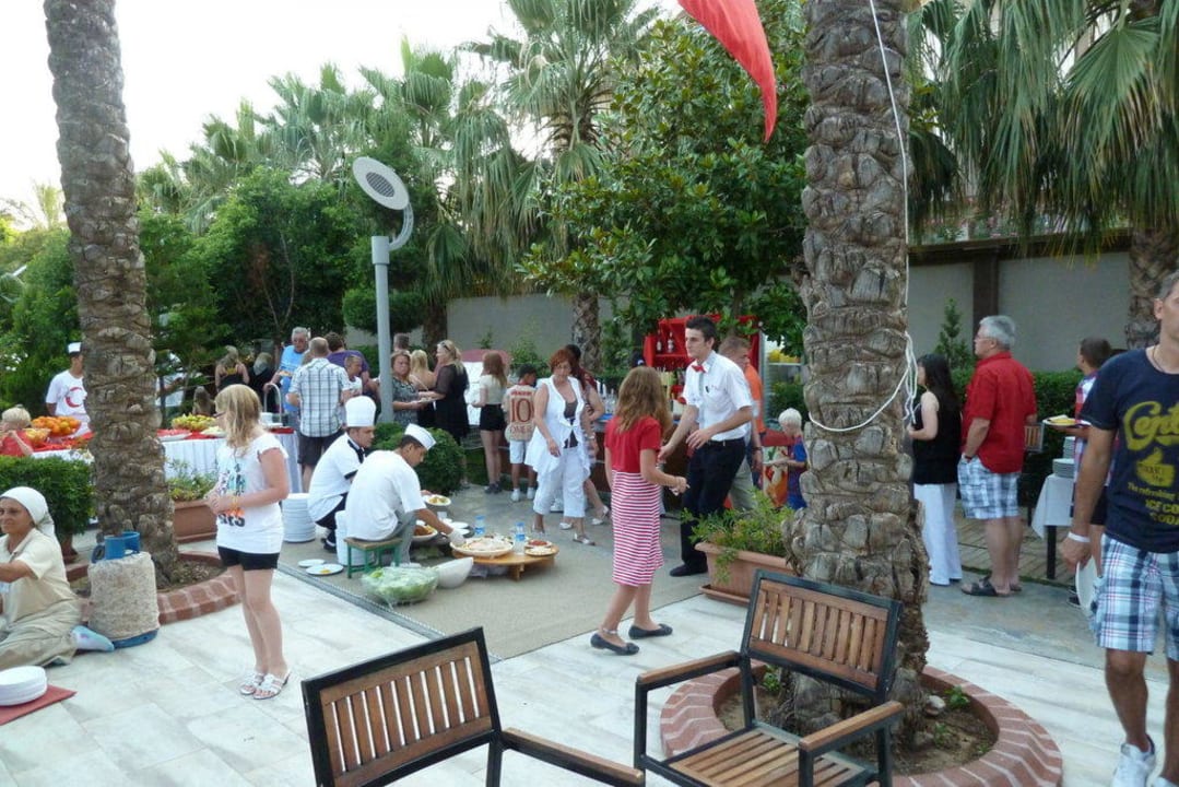 Galaabend - Schlange am "Dönerstand" Hane Family Resort