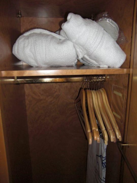 Bademäntel und Hausschuhe Gewandhaus Dresden, Autograph Collection