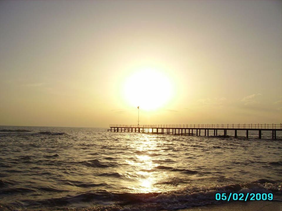 Sonnenuntergang am Strand Seaden Corolla Hotel