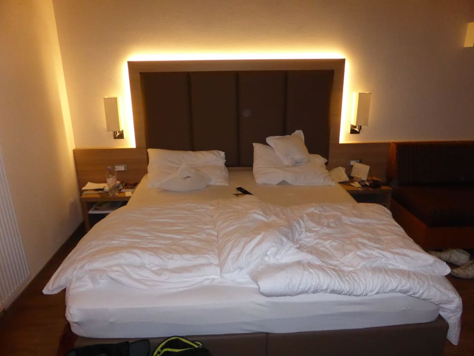Bett, Zimmer 323 Hotel Astor