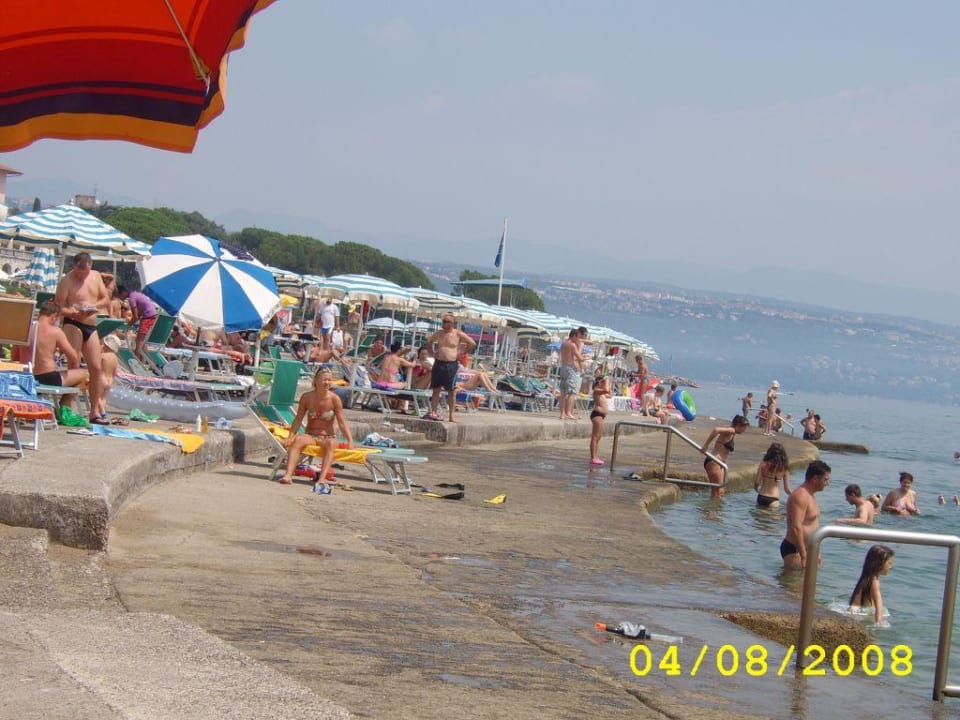 Der Strand vor dem Hotel Hotel Bellevue - Liburnia