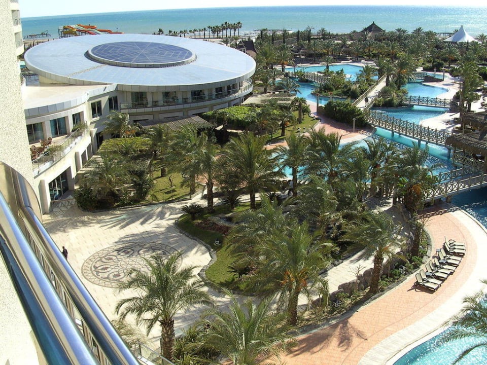 Ausblick auf Terrasse und Restaurant Royal Wings Hotel
