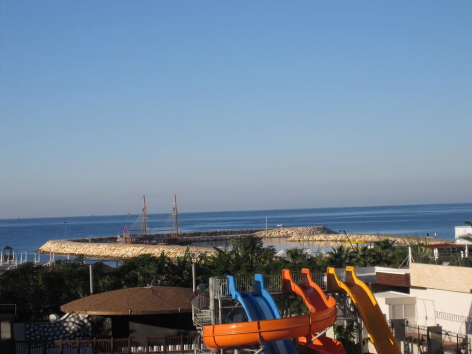 Blick vom Zimmer auf den Pool und auf das Meer Aydinbey Kings Palace & Spa