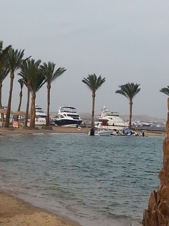 Blick vom Strand über die Bucht Continental Hotel Hurghada