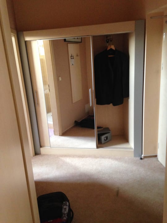 Großer Vorraum zwischen Bad und Zimmer Hotel U Pramenů