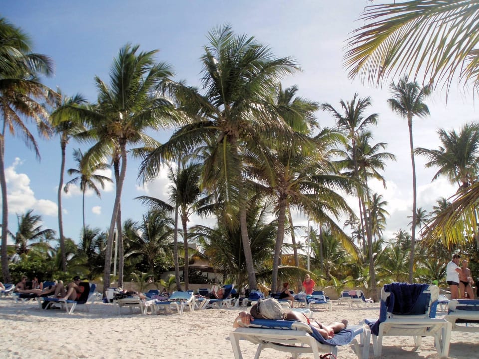 Strand, viele Menschen, aber Platz Villas Bavaro Resort & Spa