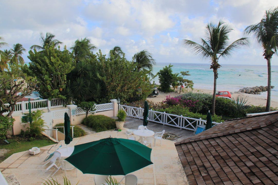 Sitzgelegenheit neben der Poolbar Coral Sands Beach Resort