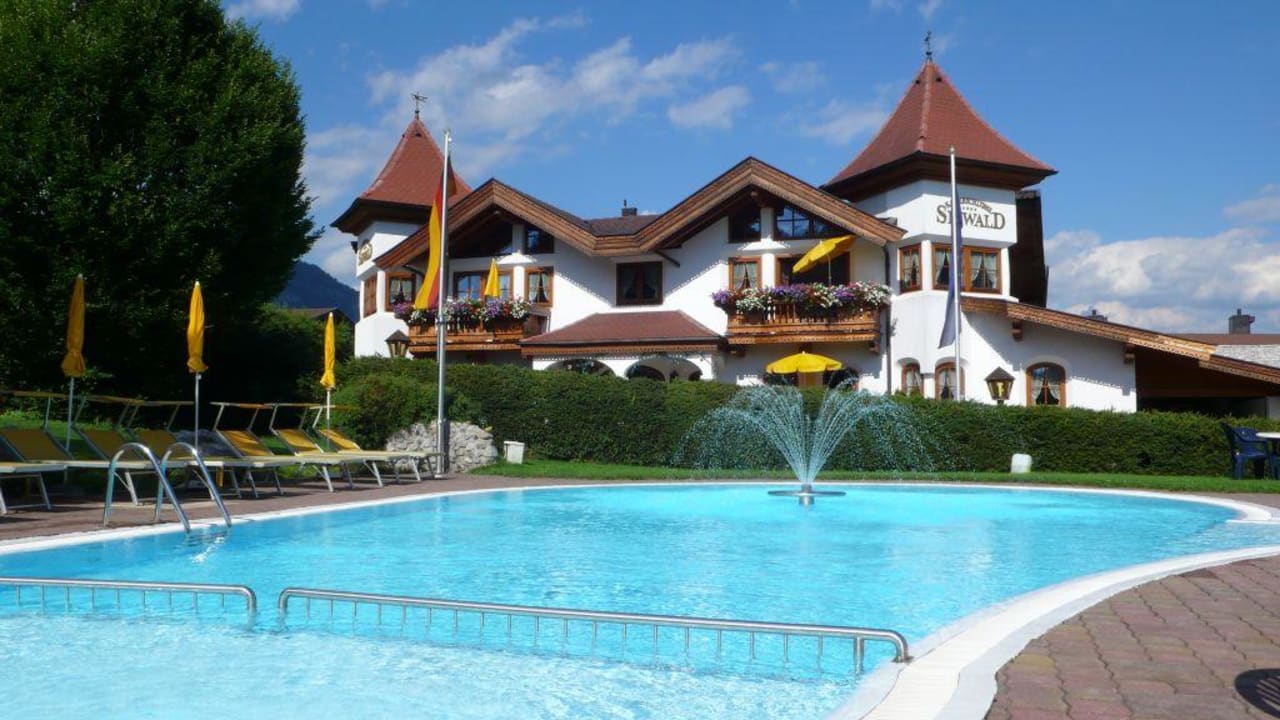 Pool mit Hotel Wellnessresort Seiwald