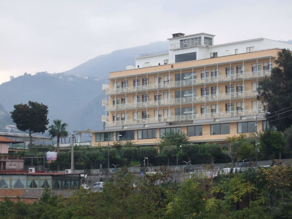 Hotel von unten am Berg Grand Hotel Moon Valley