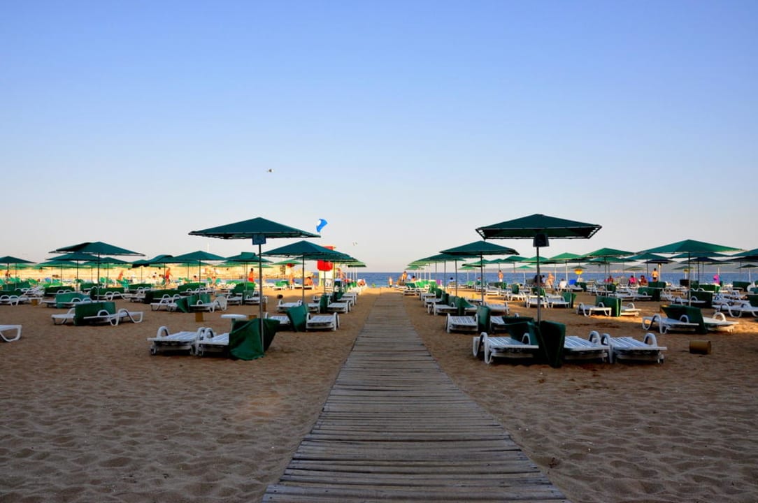 Liegen stehen schön auseinander. Duni Royal Holiday Village