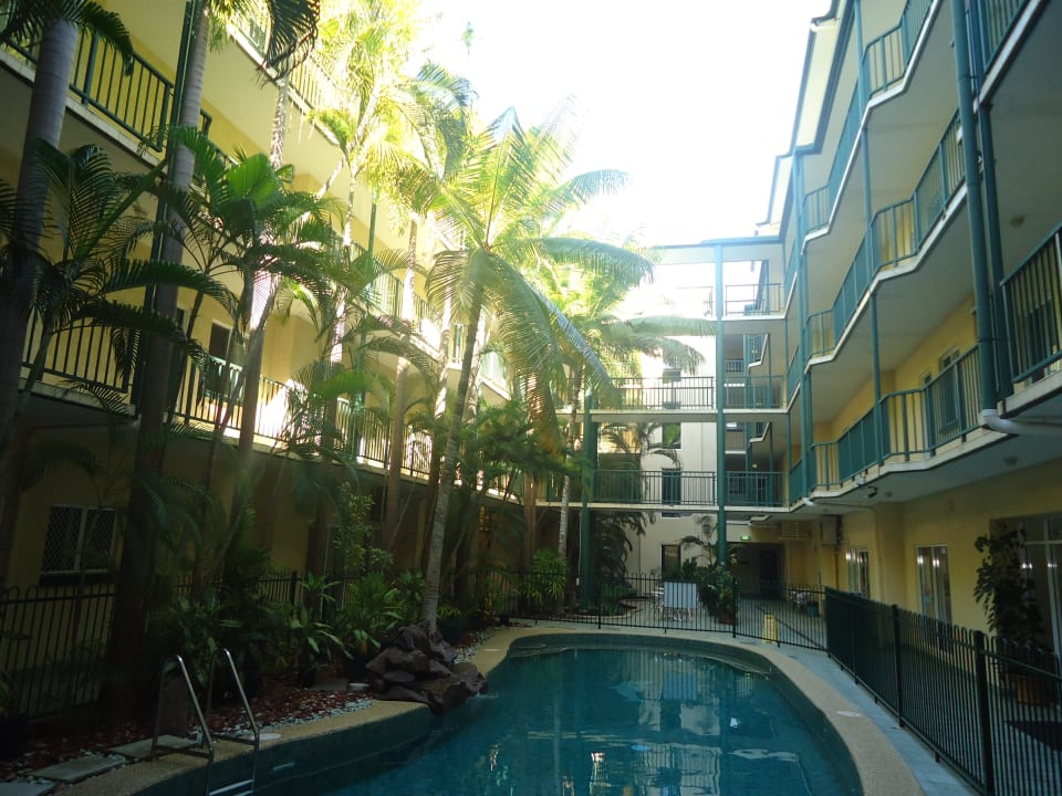 Pool im Innenhof Mediterranean All Suite Hotel