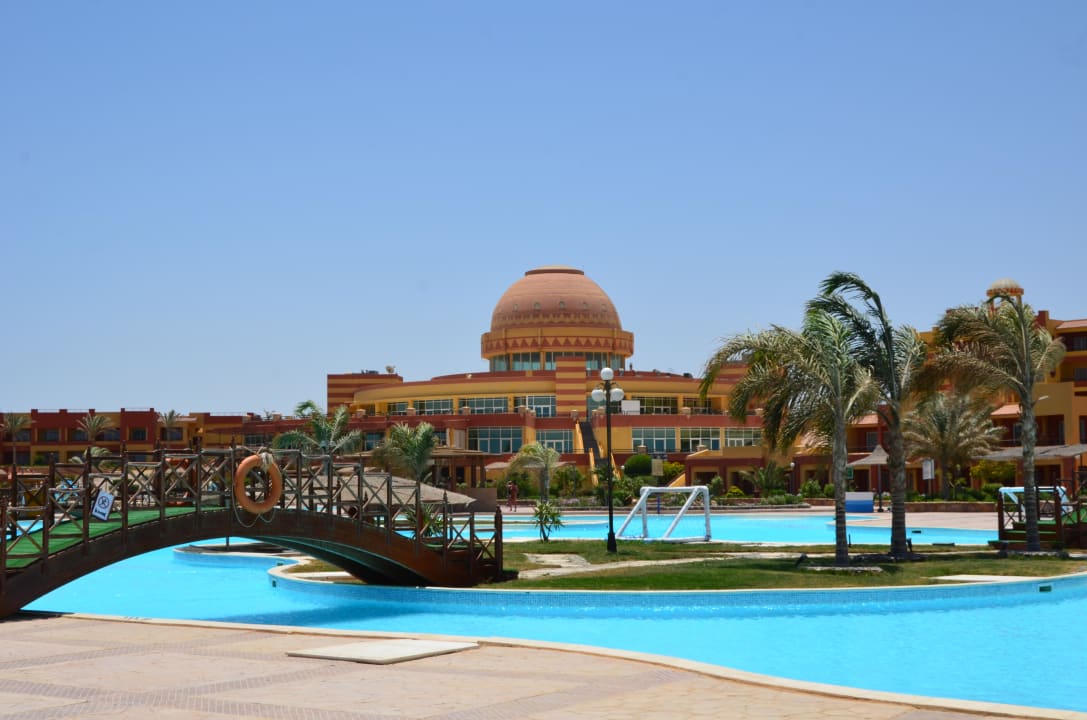 Widok na budynek główny Malikia Resort Abu Dabbab