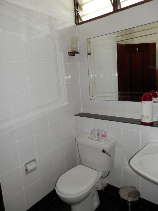 Großes Bad mit Dusche, WC und Fön Hotel Papillon Lagoon Reef