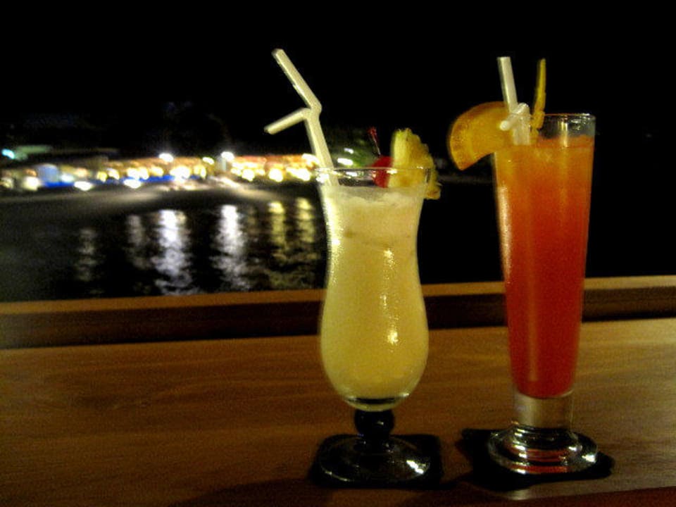 Die ueberwasser Bar Centara Ras Fushi Resort & Spa Maldives