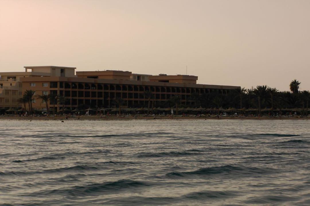 Blick vom Wasser auf den T-Block Giftun Azur Resort