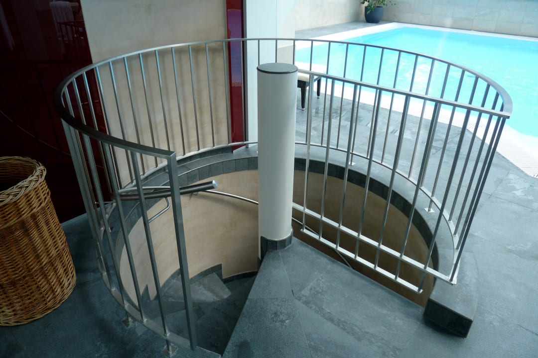 Treppe vom Schwimmbad zum Spa-Bereich Hotel-Restaurant Schwedi