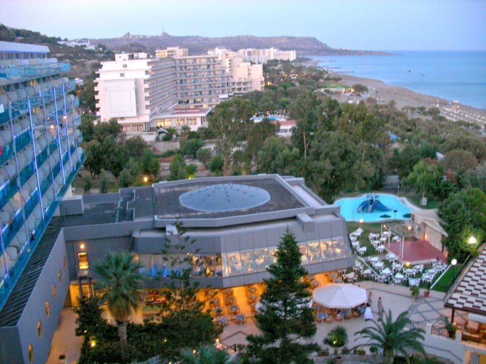 Abenddämmerung in der Hotelanlage Hotel Calypso Beach