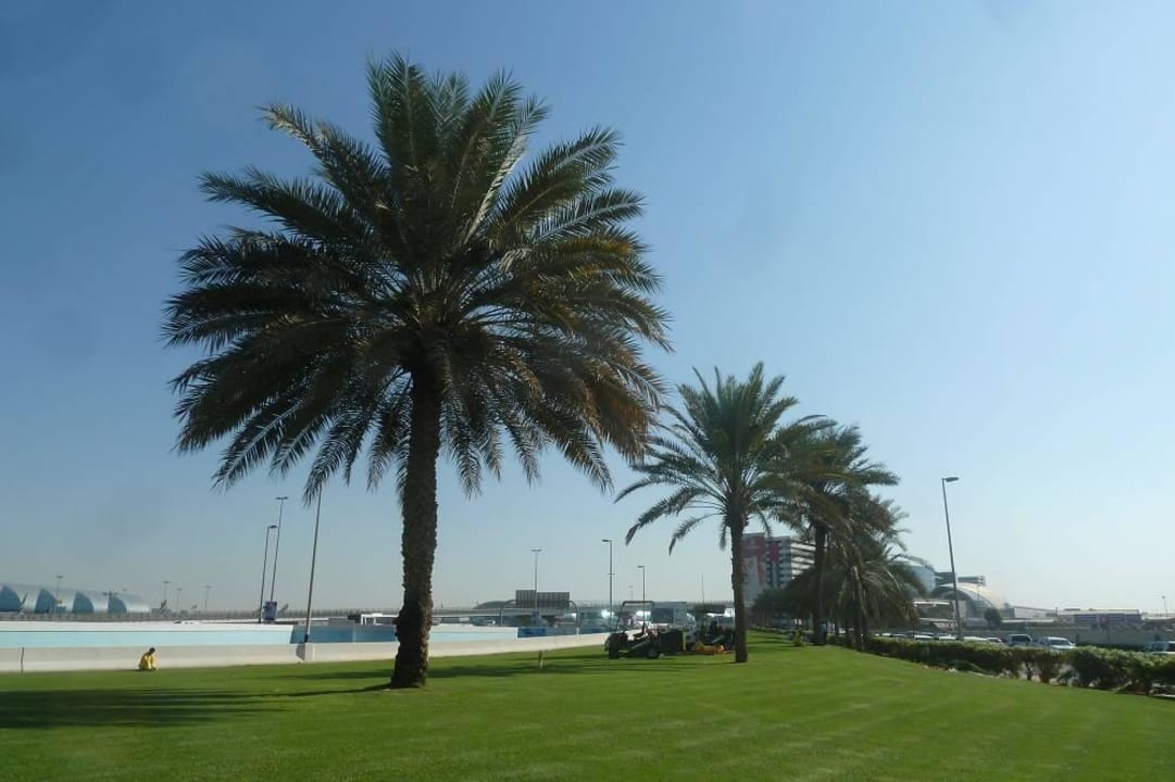 Vorm Hoteleingang Holiday Inn Express Dubai Airport