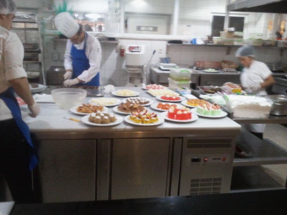 Koks bezig met het bereiden van de toetjes Hotel Sidekum