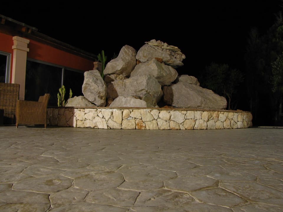 Wodospad nocą przy basenie All Senses Ocean Blue Sea Side Resort & Spa