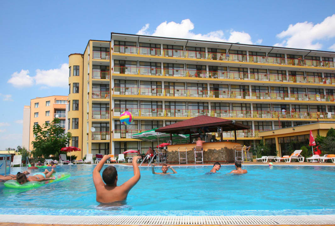Pool and main body of the hotel Hotel Trakia Garden