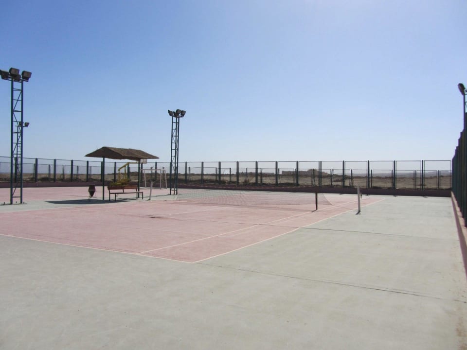 Der Tennisbereich vor dem Hotel Malikia Resort Abu Dabbab