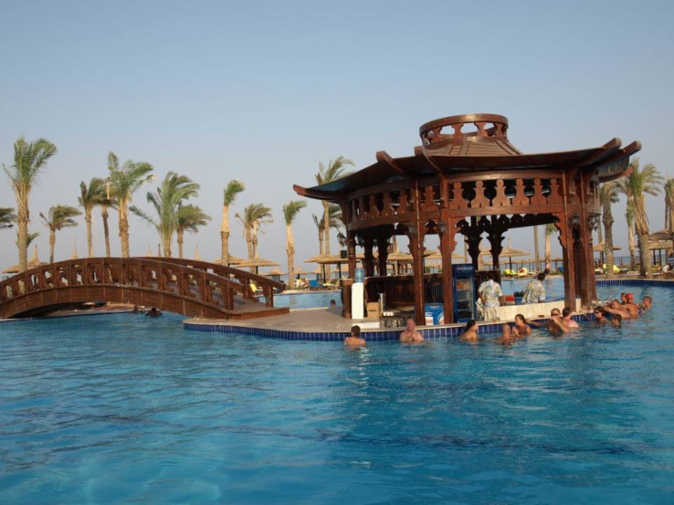 Barek przy basenie Sea Beach Aqua Park Resort Managed by Blue Resorts