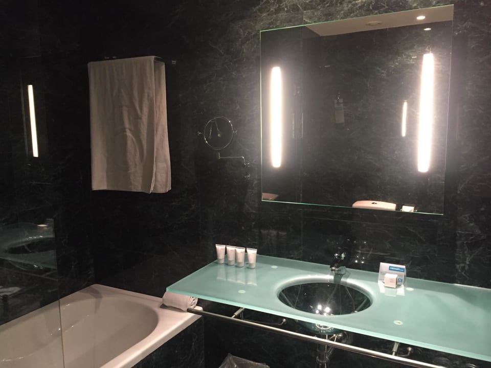 Bathroom Leonardo Royal Hotel Barcelona Forum
