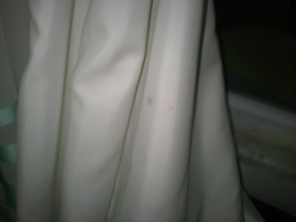 Vergilbte dreckige Vorhänge Semt Luna Beach Hotel