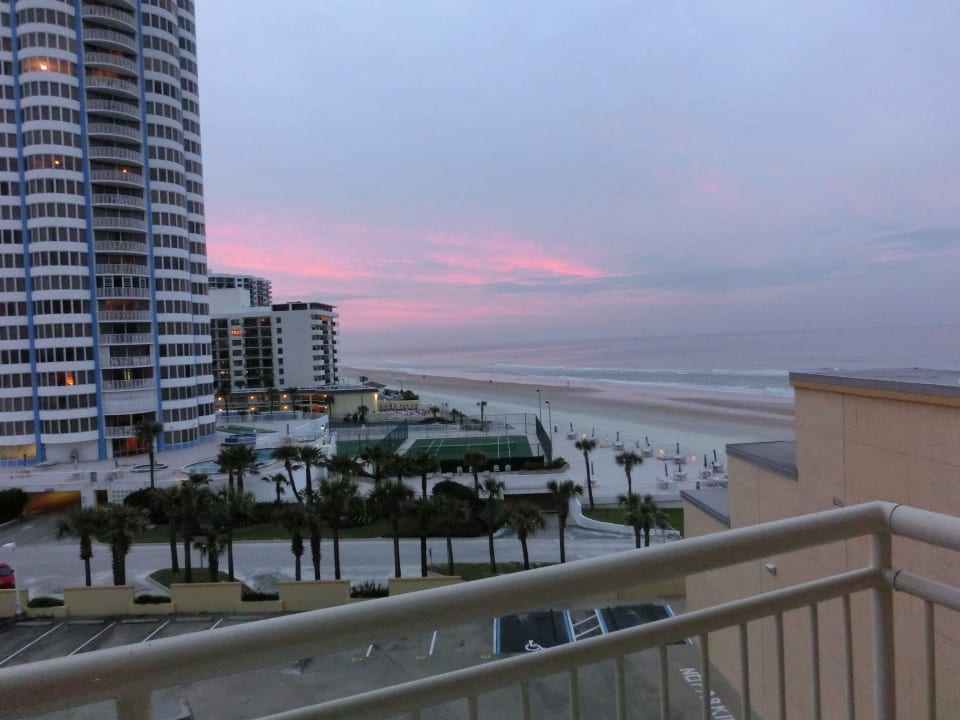 Ja, man sieht den "Beach" und das Meer Hotel The Shores Resort & Spa