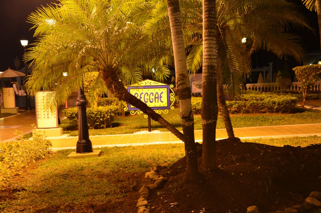 Anlage bei Nacht Hotel Riu Palace Tropical Bay