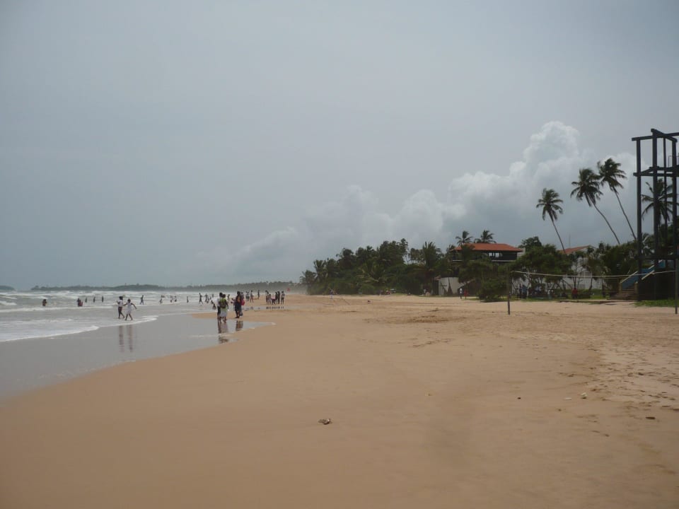 Hotelstrand, aufgrund der Monsunzeit bewölkt  EKHO Surf