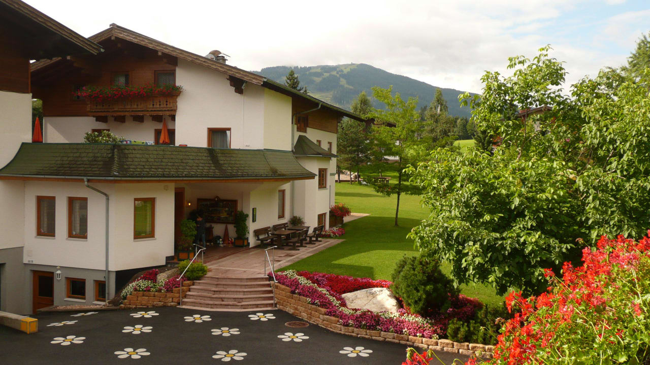 Eingang zur Rezeption, Spielelandschaft und Ferien Sonnberg Ferienanlage