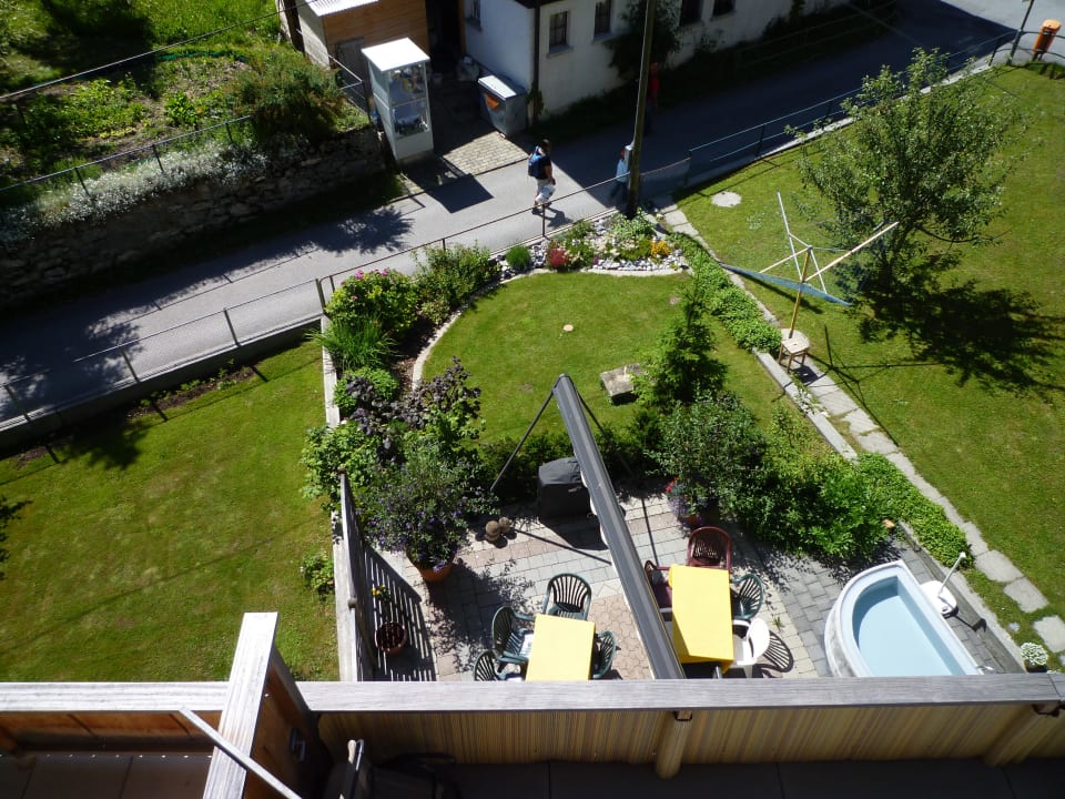 Blick in den Garten mit Grill und "Kneip"- Brunnen Esther's Guesthouse