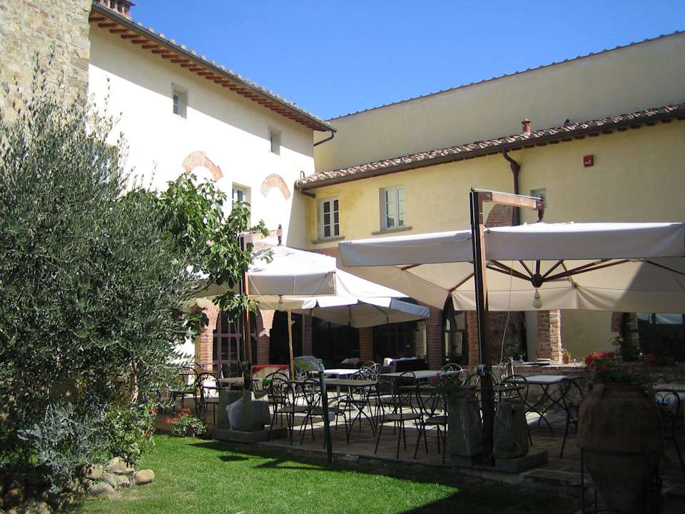 Innenhof mit Restaurant Country Hotel Borgo Sant'Ippolito