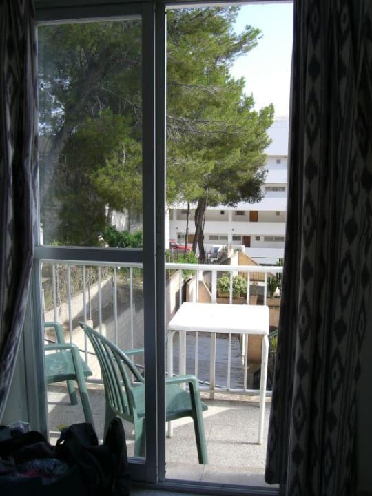 Blick aus dem Zimmer auf den Balkon Hostal Villa Cati
