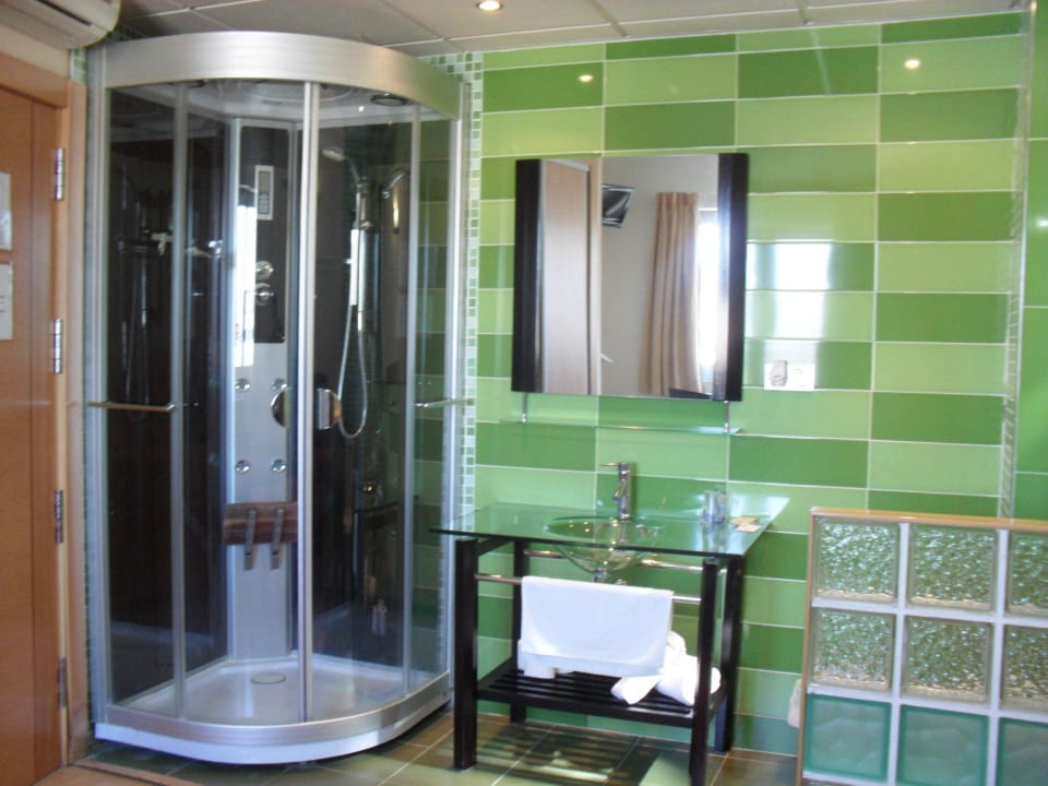 Baño con cabina hidromasaje Hotel el Cruce