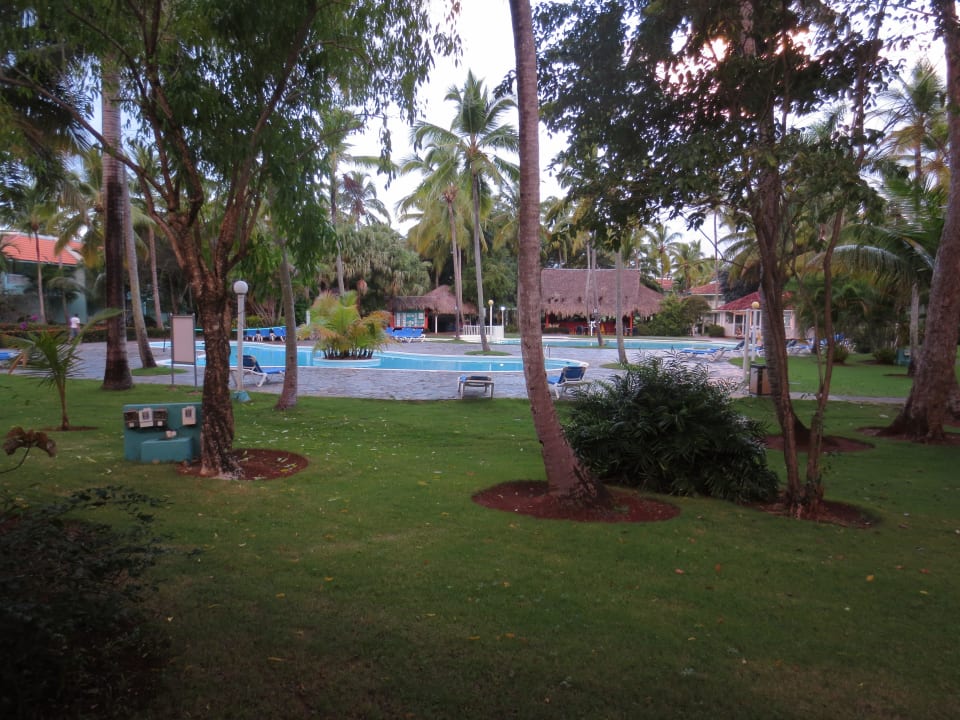Blick vom Bungalow zu den Pools Wyndham Alltra Samana