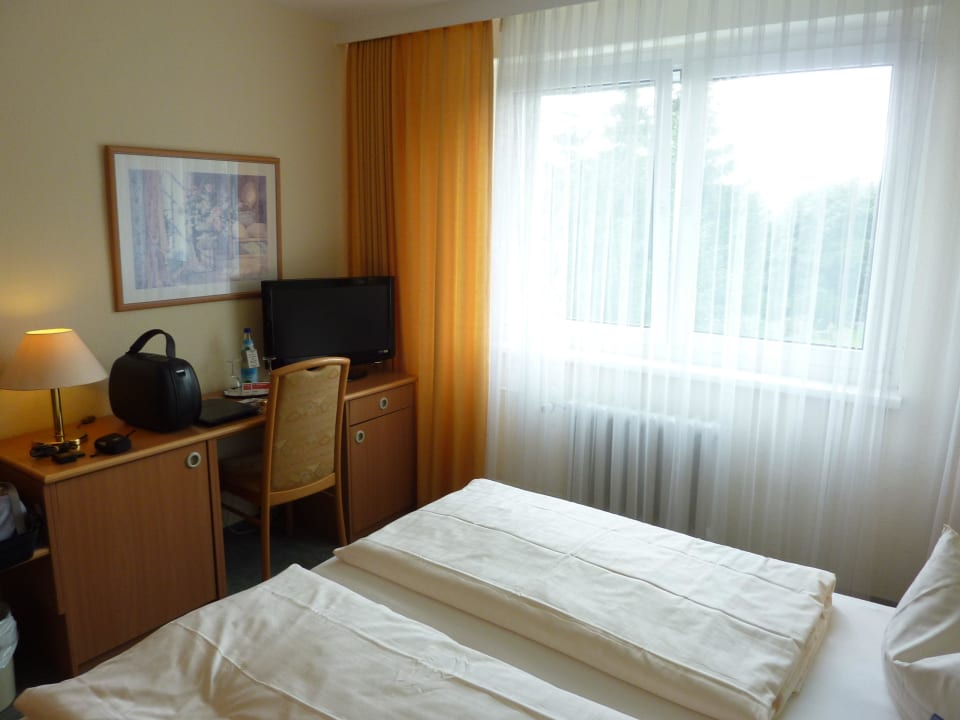 Blick zum Schreibtisch Werrapark Resort Hotel Frankenblick