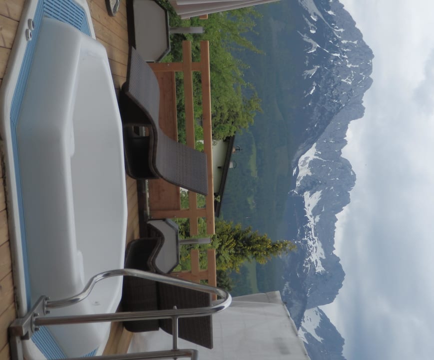 Aussenwhirlpool mit Blick auf die Berge Hotel Hochfilzer